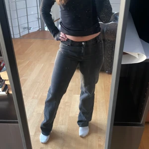 Lågmidjade jeans - Snygga mörkgråa lågmidjade jeans från Monki! Säljer då de är lite för tajta i låren och midjan, bra längd med skor är 162