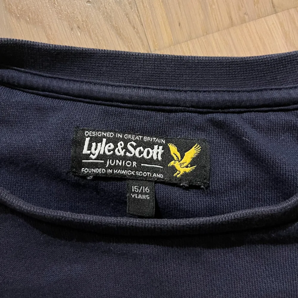 mörkblå långärmad Lyle and scott tröja i fint skick, säljer då jag vuxit ur.. Tröjor & Koftor.