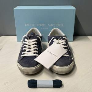 Philippe model skor i storlek 43! Helt nya med allt OG✅✅ Nypris 3900kr, säljs för endast 3199kr❗️Sjukt bra pris för helt nya🤝🏼