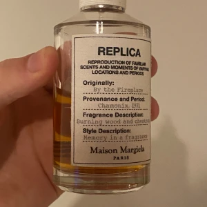 Replica by the First place (100 ml) - Ca 60 ml kvar i flaskan. Ny pris 1200kr Stark doft som håller hela dagen. Box ingår inte 