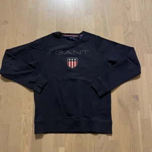 Långärmad Gant  - Långärmad mörkblå Gant tröja i fint skick, säljer då jag vuxit ur. 