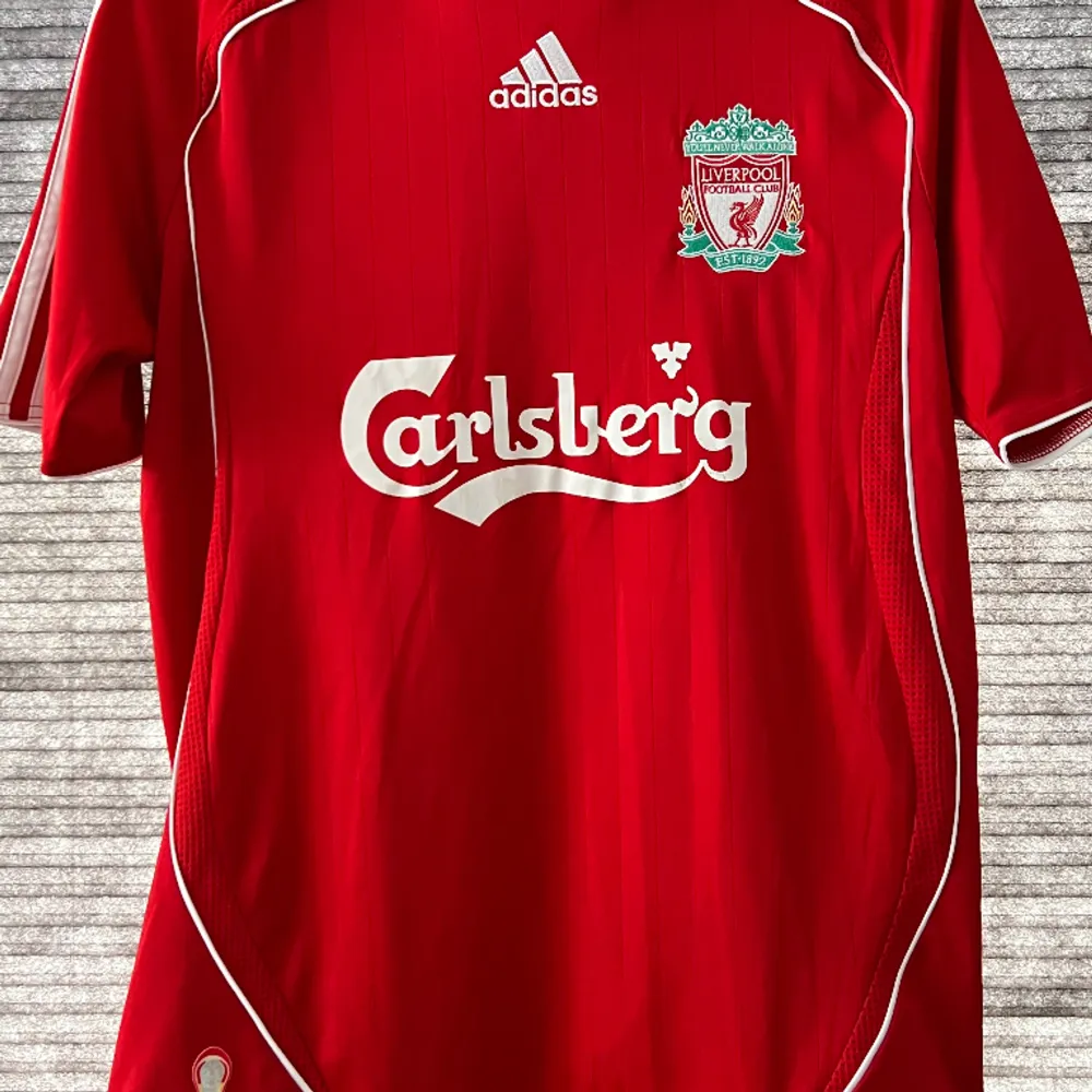 Liverpool tröja från 2006-2008  Storlek: S  Äkta  Skriv till mig vid funderingar eller mer bilder  Bra skick, nånting på sponsorn    Köparen står för frakten. T-shirts.