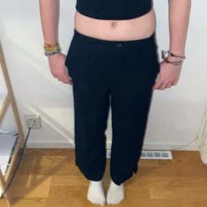 Svarta kostymbyxor straight - Bra skick, inga hål, fickorna på rumpan är inte riktiga men dom där fram är(dom är väldigt korta på mig dock)