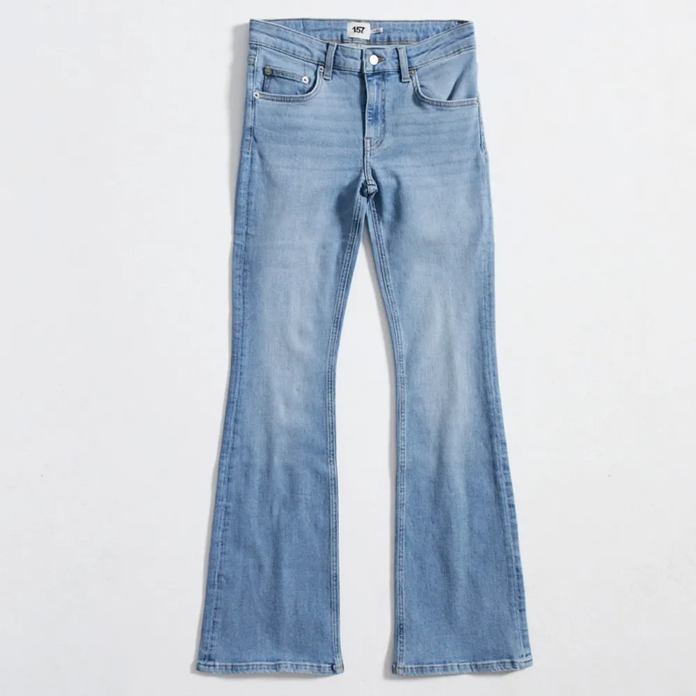 Flare Jeans från lager, endast använda 1 gång och har inga defekter och är som nya! Nypris 400 kr💕går precis ner till marken på mig som är ca 177! Hör av er för fler bilder eller frågor mm❤️. Jeans & Byxor.