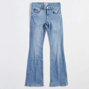 Flare Jeans från lager, endast använda 1 gång och har inga defekter och är som nya! Nypris 400 kr💕går precis ner till marken på mig som är ca 177! Hör av er för fler bilder eller frågor mm❤️