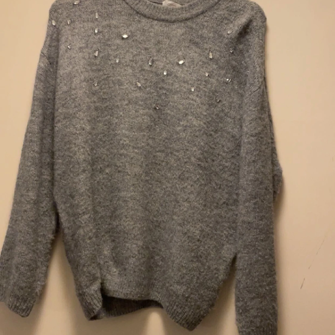 Grå stickad tröja