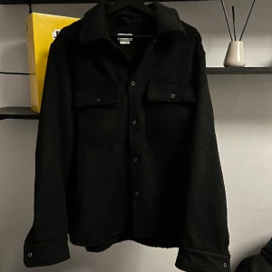 Overshirt från Weekday - Overshirt:en är Oversized och passar mig som är ca 185. Är helt ny och aldrig använd. Meddela vid frågor !