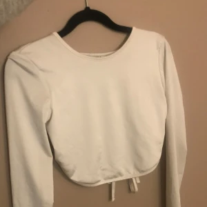 Topp med knytning i rygg - Jättefin topp från Nakd i storlek S💕