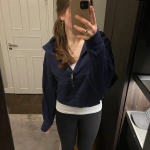 Lululemon half-zip ”Scuba Hoodie” i mörkblå - Jättesnygg lululemon sportshoodie med dragkedja. Heter ”Scuba hoodie” och är i en jättefin slutsåld mörkblå färg🤍 Strl. XS/S men passar även M/L. Jättefint skick, bara använt ett fåtal gånger, säljer pga jag har liknande. Nypris 1399kr. 💌
