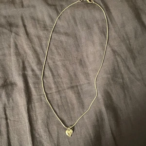 Halsband - Silver halsband, stainless steel. fintskick☺️ frakt 18kr postar i brev. Kontakta mig om ni har några frågor<3