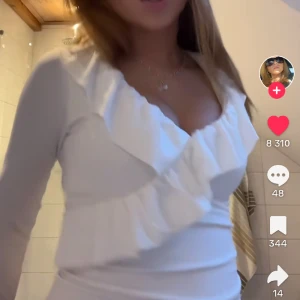 Trendig tröja - Säljer den trendiga topp från new yorker, pga att jag behöver pengar💕 Storlek L men passar mig som brukar ha S. Slutsåld nästan överallt! Som ny, inga defekter! Kom privat för egna bilder!💓