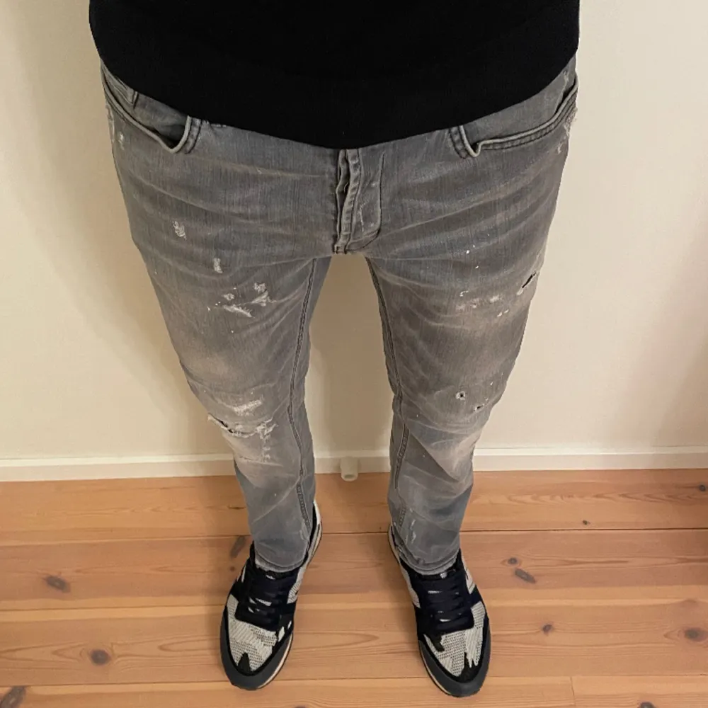 Hej, Säljer nu mina super snygga och trendiga jeans från dondup. Det är modellen george. Nypris på dessa jeans ligger ungefär på 3200kr. De är i storlek 34 men passar 33 och jag på bilden är 182cm och väger 65kg,(Lite stora på mig i midjan) 🙌🏻. Jeans & Byxor.