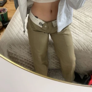 Dickies byxor 874 - Säljer mina dickies byxor modell 874!  Passar dom som har xs/s 32/34! Jag är 164cm och dom är bra i längden på mig. Bra skick! Original pris 800, mitt pris 500❤️ 