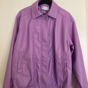 Lila jacka i imitation-läder - Supersnygg jacka till våren! Endast använd en gång och utan defekter. Från asos design. 