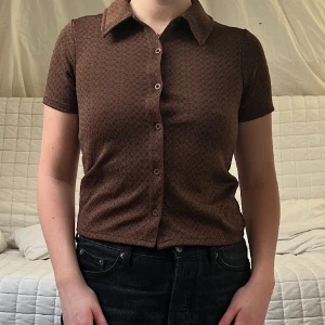 Stussy Piké  - Säljer denna bruna Tshirt från Stüssy i storlek XS❤️