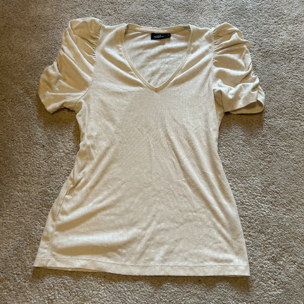 Jättefin puffärmad tröja från kappahl i storlek s 🫶🏻 Knappt använd och i bra skick 🌷💕🤍 Använd gärna ”köp nu” 🥰. T-shirts.