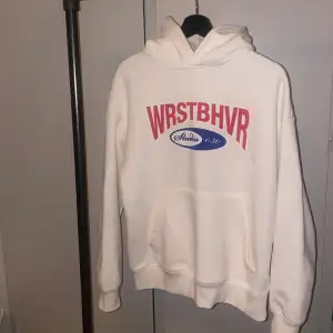 Säljer en hoodie från WRSTBHVR i storlek S. Endast använd ett par gånger. Nyskick