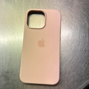 Iphone 13 pro - Rosa iphone 13 pro skal i nyskick, 10/10 skick säljer då jag köpt fel pris kan diskuteras vid snabb affär❤️