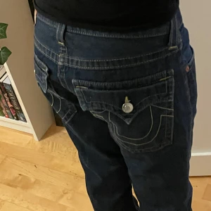 True religion jeans! - True religion jeans köpta här på plick, säljer då dom inte riktgit sitter som jag vill!  Midjemåtten: 42cm💕 Inga defekter! Jätte coola fickor med snygga detaljer🔥Dom är inte så bootcut tyvärr.. Skriv om du har frågor eller vill ha fler bilder!!💕