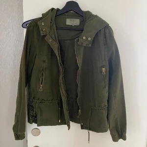 Grön jacka  - Så snygg grön jacka med luva, perfekt till sommaren. Från zara trafaluc gamla kollektion finns inte att köpa❤️ 