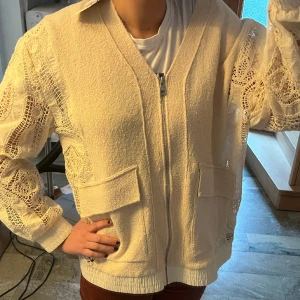 Cardigan med spets - Så snygg kofta med spets detaljer. Den är i strlk L för ville ha den lite oversized men passar mig som vanligtsvis har S/M. 