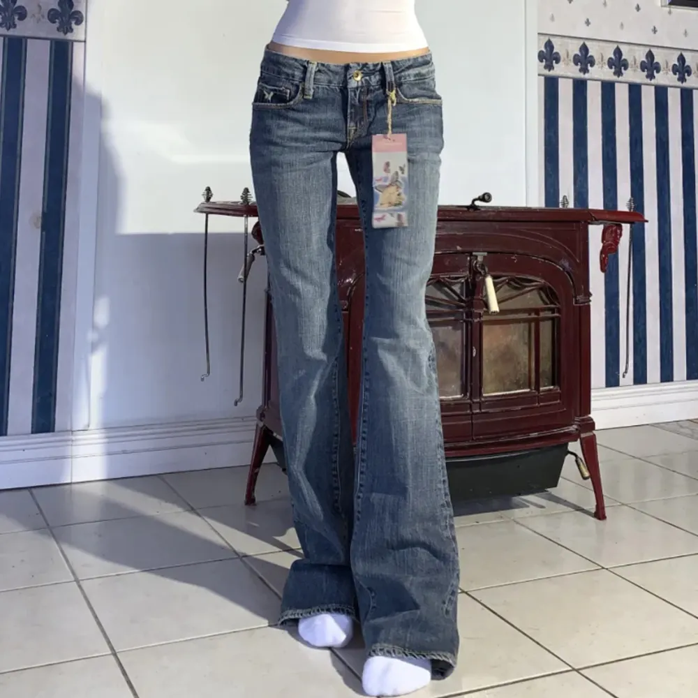 Säljer dessa jättefina, trendiga jeans som jag köpte här på plick för 1250kr, de är helt nya (lappen finns kvar 💗) aldrig använda då de var för små, passar dig som har xs/s 💕 Bilderna är lånade från tjejen jag köpte dem av! 🌸 Lägg prisförslag!!! 💕. Jeans & Byxor.
