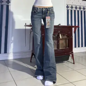 Säljer dessa jättefina, trendiga jeans som jag köpte här på plick för 1250kr, de är helt nya (lappen finns kvar 💗) aldrig använda då de var för små, passar dig som har xs/s 💕 Bilderna är lånade från tjejen jag köpte dem av! 🌸 Lägg prisförslag!!! 💕