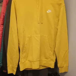 Ny nike hoddie  - St s finns på eskilsvägen vid Haninge Haninge men kan träffas upp I Stockholm området eller skicka på posten swish eller kontanter 