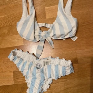 Bikini! - Underdel och överdel från hollister. Orginal pris ca. 400, men säljer för 150! Pris kan alltid diskuteras. Underdelen är aldrig använd, men toppen har används fåtal gånger🤗😊