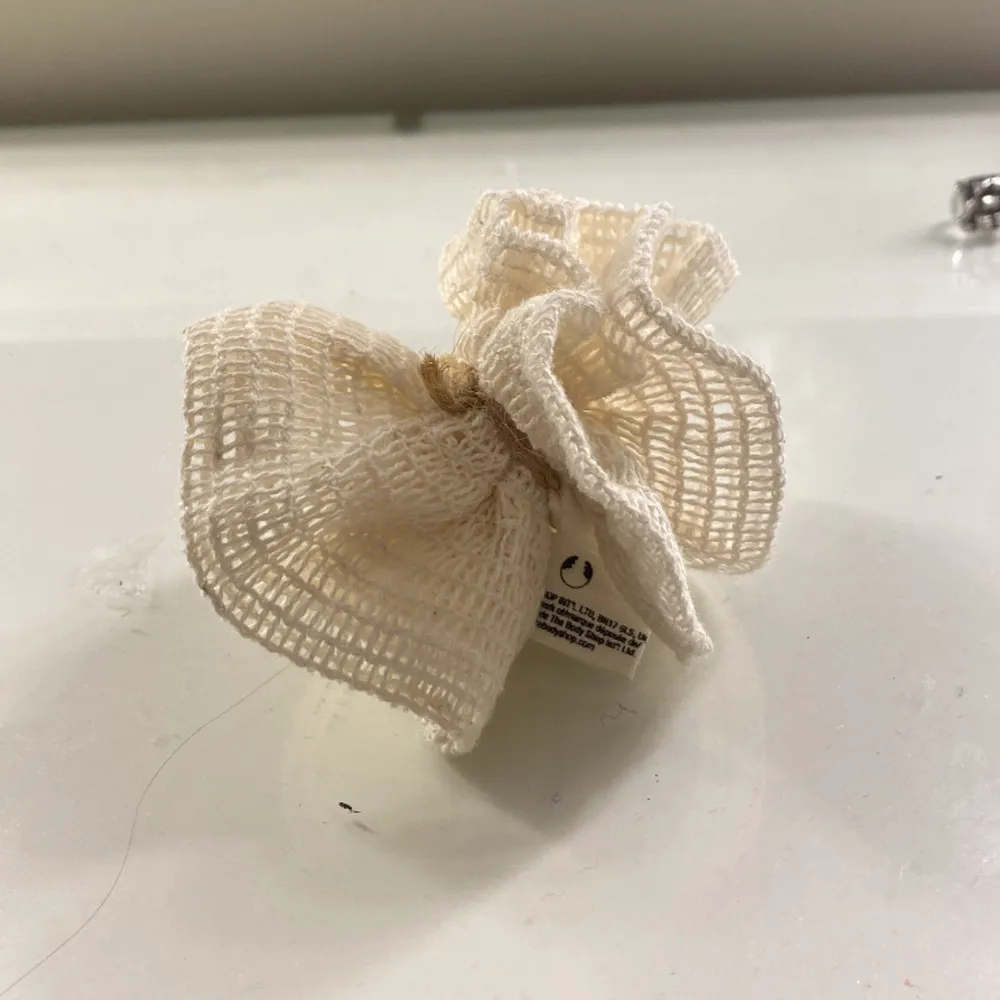 Säljer nu denna shower loofa från the body shop❤️ Säljer pga har en annan och råka köpa 2❤️ Prislappen är kvar och köpte för 35❤️ Säljer därför för 10❤️. Övrigt.