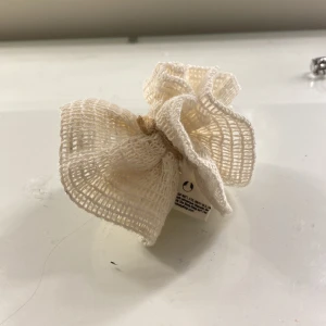 Shower loofa - Säljer nu denna shower loofa från the body shop❤️ Säljer pga har en annan och råka köpa 2❤️ Prislappen är kvar och köpte för 35❤️ Säljer därför för 10❤️