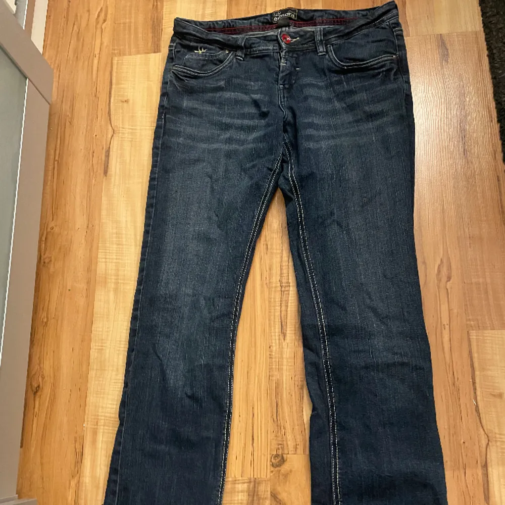 Skit snygga lågmidjade bootcut jeans i strl 36, säljer då de blivit för små🥲. Jeans & Byxor.