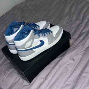 Air Jordan 1 Mid - Hej säljer nu dem här skorna, har köpt dem ifrån soleplus ny pris är 2400kr tänker sälja dem för 1500 kan kanske gå ner till 1200. dem är använda nog 2/3 gånger är inte så pass smutsiga bara kanske en liten fläck som inte syns så bra