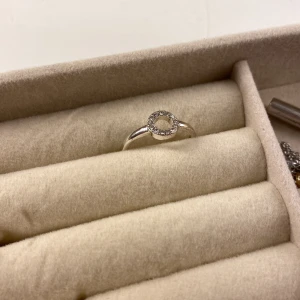 Silverring😍🪩 - Säljer nu denna silverring😍🪩 Säljer pga. Kommer inte till använding då jag har massa andra ringar❤️ Orginalpris: 300kr säljer för 100😍