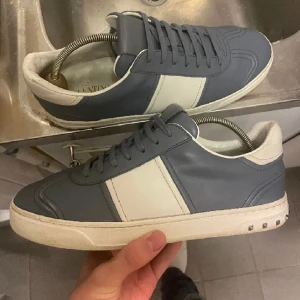 Valentino flycrews - Säljer mina sjukt schyssta valentino flycrews! De är i väldigt bra skick med alla nitar kvar. Storlek 41,5 men passar även större, hör av er vid funderingar!🤝🏻