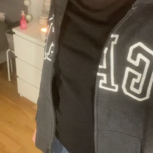 Gap Zip-up hoddie - Fin zipup hodie från gap. Den är i storlek m men sitter som xs-s. Den är äkta och är i nyskick. Den kostar ny runt 400-500kr. Priset är inte hugget i sten.❤️