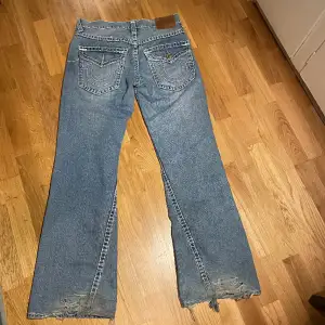 True religion flared jeans Byxorna har gått sönder längst ner som ni ser på bilderna men det blir bara snygg