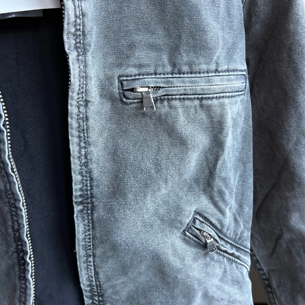 Populär grå-tvättad jeans jacka från zara. Helt ny med prislappen kvar. Slutsåld på zaras hemsida och nypris ligger på 559kr! Supercool modell och passar både större och mindre storlek beroende på hur man vill att den ska sitta. Perfekt vårjacka!. Jackor.