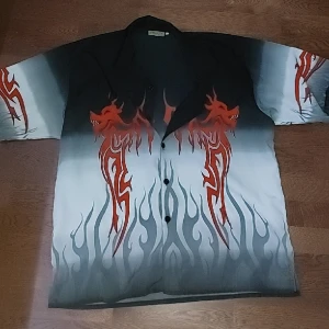 Fet skjorta🥶 - Fet skjorta med banger tryck med lite mönster o drakar o sånt💯 hittade second hand så den e lite sliten men helt ok skick👍 kom dm om du har något på hjärtat😄