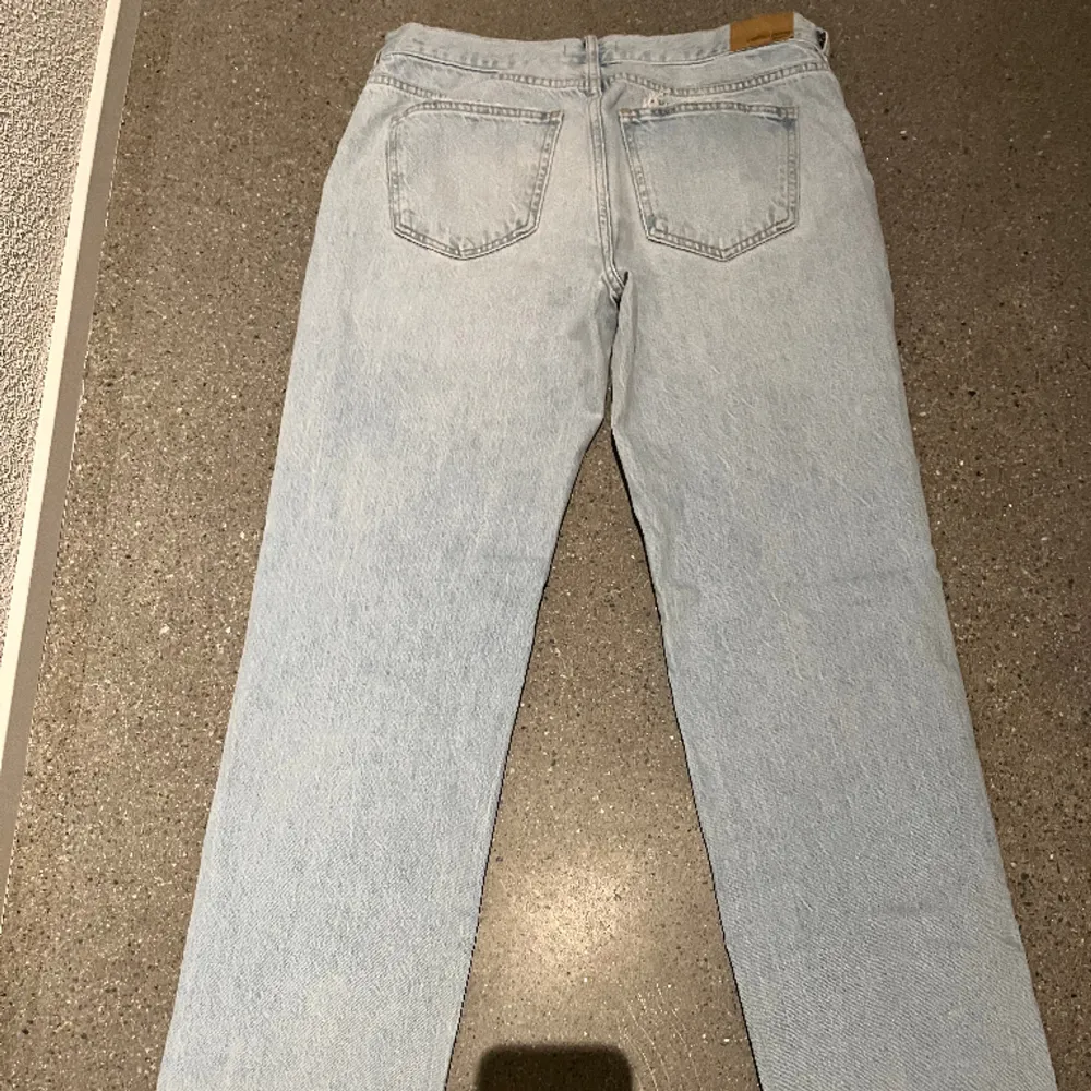 Lågmidjade ljusblå jeans från Gina. Nypris 600 kr. Modellen är straight low waist. För bättre bilder kom privat.. Jeans & Byxor.