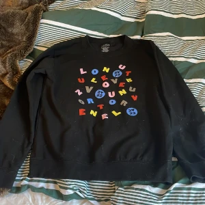 Sweatshirt  - En love on tour-22 sweatshirt, bra skick, stl M, köpt i Stockholm 2022