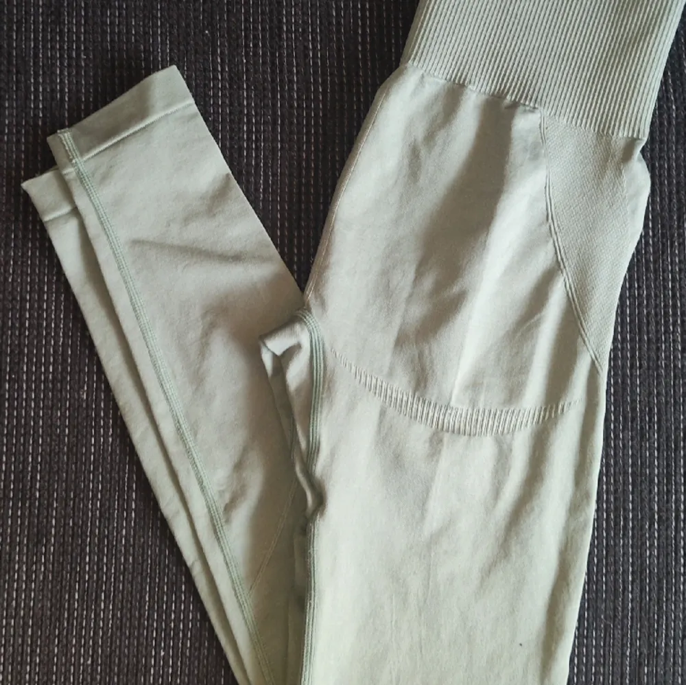 Riktigt snygga leggings. Stl S. Endast provade. Önskas fler bilder så skriv 😊 . Jeans & Byxor.