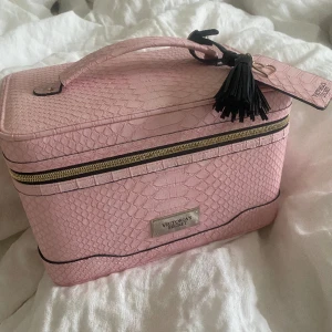 Victorias Secret Necessär  - Stor necessär from Victorias secret. Använd ett fåtal gånger. Finns en inbyggd spegel, ”ställ” för borstar, samt ett fack. 
