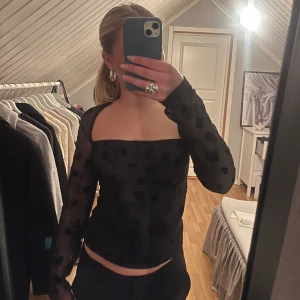 Topp - Säljer denna fina toppen från Gina Tricot. Använd ett fåtal gånger och är i jättefint skick! 🩷