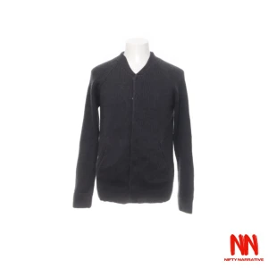 Filippa K tröja  - Tjocktröja Filippa K. Skick: 9/10, begagnad men inga tecken på användning! Storlek: S men stor i storlek (passar M/L). Kontakta oss gärna för frågor och fler bilder samt kolla in vår sida för fler plagg!