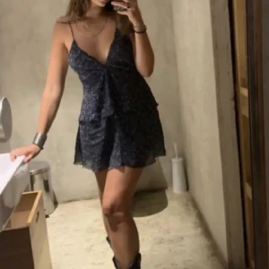 Super fin zara klänning  - Säljer denna helt nya och oanvända klänning från zara💓 Köpt från Zaras hemsida för ca 1-2 år sedan men har inte fått någon användning av den😊 Storlek L men den passar mindre också då jag sytt upp banden vid axlarna (kan tas bort)💓 Vid frågor skriv!😊💓