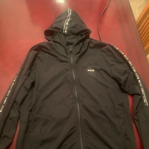 Hugo boss kofta  - Hugo boss kofta i bra skick  Storlek XL