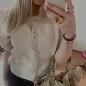 stickad tröja - så fin stickad topp från Neo Nior , saknas en knapp längst upp men inget märkvärdigt, funkar att ha den uppknäppt också !! 💕 Ny pris 750kr Använd fåtal gånger!! 