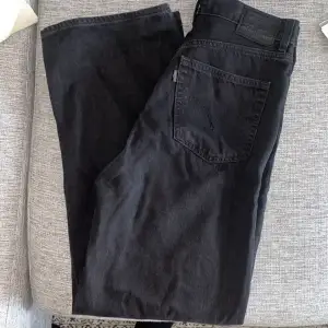 Svart jeans från Levis i modellen ”high loose”. Byxorna är högmidjade och går över naveln. Storleken är W27 och L31, något långa för mig som är 165 cm. Därav sparsamt använda och i fint skick✨