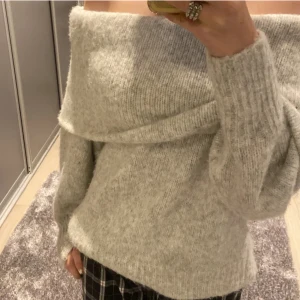 Stickad off shoulder - (Lånad bild men samma tröja) använda ej därför säljer jag. Stor i storleken.💗